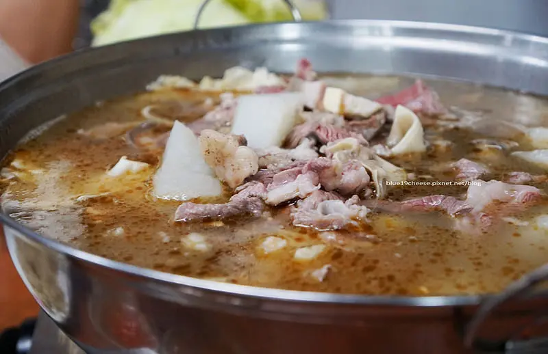 【台中南區】大城土羊肉 - 寒流來吃羊肉爐暖身.好天氣溫補.不燥不重口味.帶有肥Q羊油脂的肉塊.可一直加湯.超隱密美食在永和國宅.一年只賣八個月.近中興大學