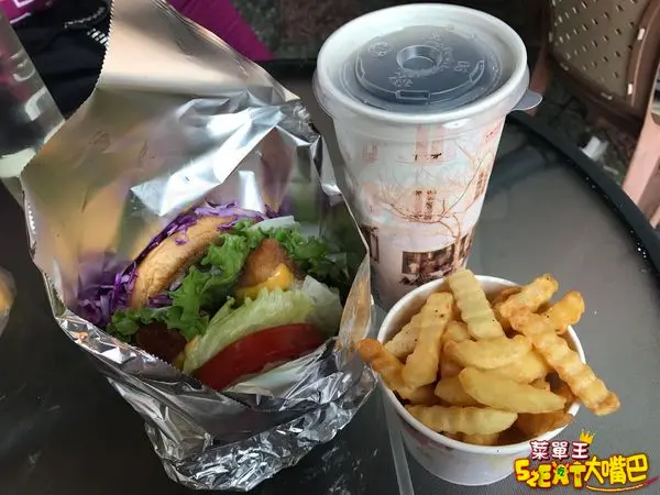 台中南區美食潛艇堡》吉米卡潛艇堡菜單價位大公開！挑戰你大嘴巴的潛艇堡～台中南門路興大必吃美食小吃餐廳推薦。