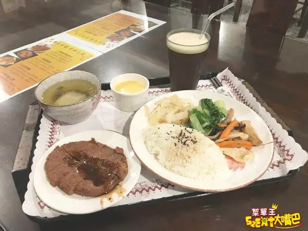 台中市南區美食素食餐廳》善齋複合式餐飲菜單價位大公開！茹素之人的好選擇超夯復古風簡餐～推薦 北海道鮭魚套餐、素蚵煎、紅燒麵。