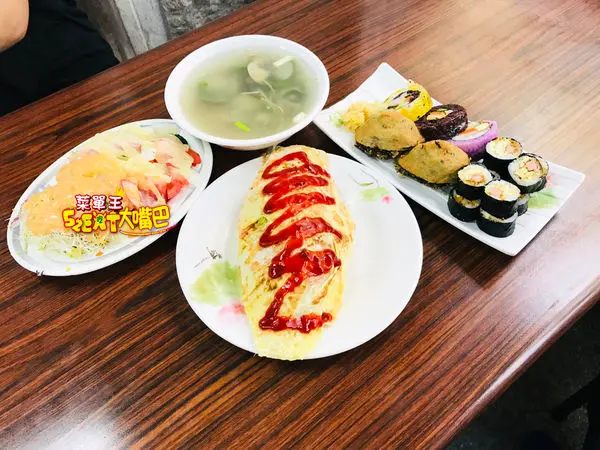 夜夜見來蛋包飯菜單價位大公開》台中忠孝夜市必吃美食小吃餐廳～推薦蛋包飯、綜合壽司、綜合沙拉。