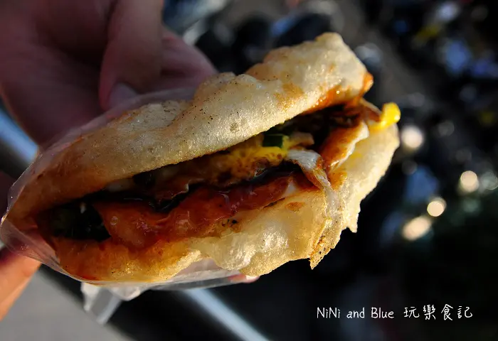 【一中街小吃】半月燒餡餅專賣店~台中發跡.一中街必嘗美食之一.平價銅板美食(多家電視台報導)