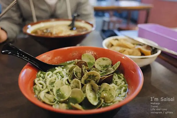台中一中美食 蛤礪超多、牛肉湯超好喝的一中街超划算麵館——莎莎呀手工麻辣拉麵館 ♪