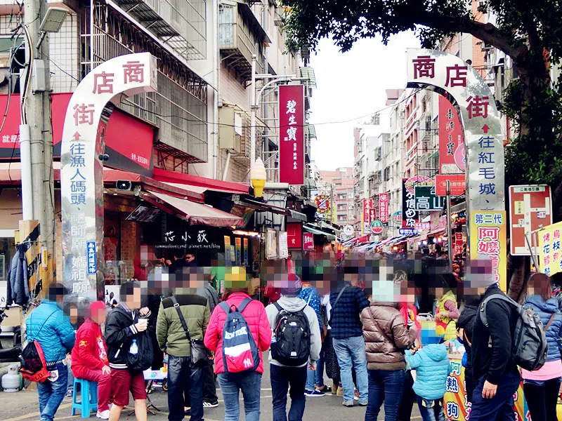 淡水河岸老街一日遊。吃吃喝喝,淡水老街必吃3樣美食小吃,排隊超誇張的古早味現烤蛋糕,看看海吹吹風看夕陽來這裡放鬆心情走走散散心最適合了!