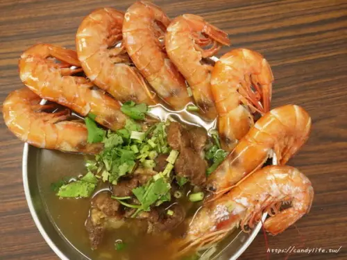 台中美食│豐原清水排骨麵-東興店〃隱藏版天使紅蝦排骨酥麵超浮誇！準備好痛風了嗎～        
      