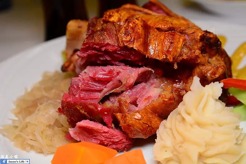 【台中│美食】台中異國料理推薦，德式鄉村料理好道地，德國豬腳外脆內軟，德式咖哩系列厚切手打豬肉好紮實。德森小鎮