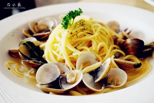 LOPHILS菲淇士義式廚房。台中一中街中友平價義大利麵，250元內就可以享有多款義大利麵，現在還送你一壺紅茶!