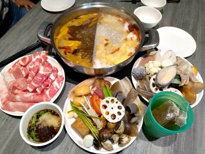 陳師傅麻辣火鍋｜百種食材任你吃到飽 平假日均一價485元免服務費 空間舒適 營業到凌晨兩點