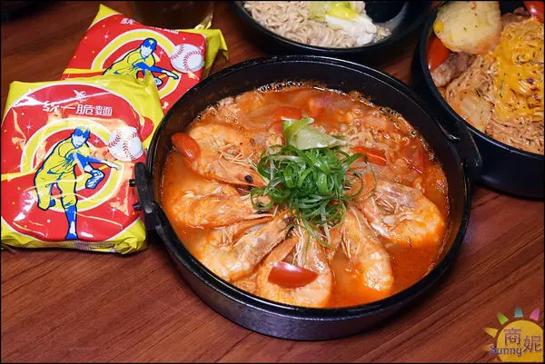 台中北區人氣宵夜。就醬子烤吧。平價串燒店異國風脆麵創意料理養生鍋物新登場太驚喜              