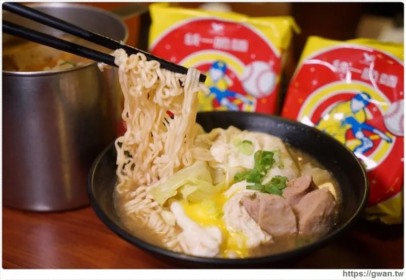 台中平價宵夜新選擇！8款深夜統一脆麵料理竟然出現在串燒店～