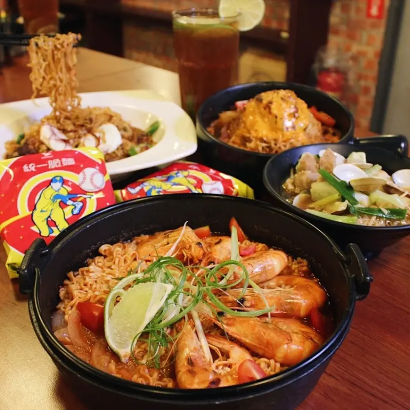 台中美食｜就醬子烤吧 健行店-推出冬季暖呼呼鍋物，統一脆麵創意料理新登場