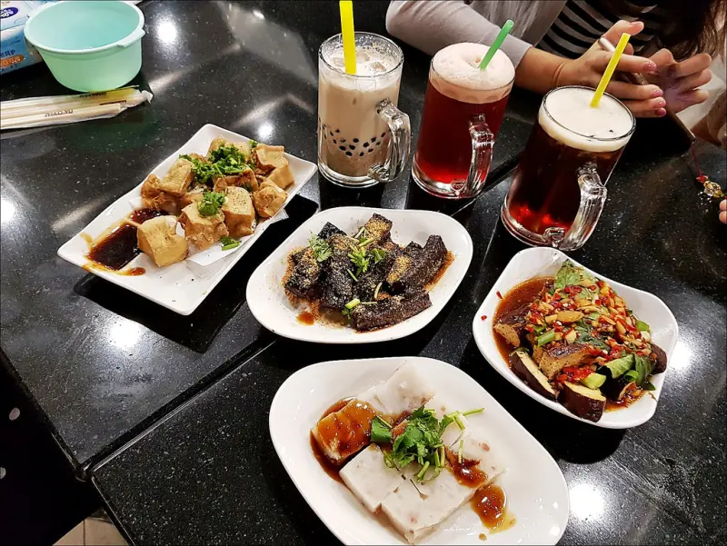 [台中] 翁記泡沫廣場-台中一中商圈泡沫紅茶老店 裝潢新氣象烏龍豆干茶點飲料好吃