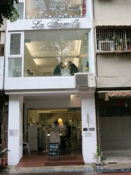 【甜點】台中西區。La Famille法米法式甜點 ‧ 咖啡(向上店)～充電輕旅行 X 我與老媽媽檸檬塔的酸甜愛戀