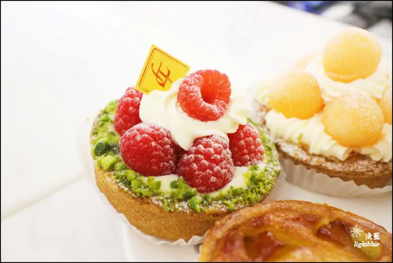 台中美食：淺藍 × 法米甜點向上店～滿櫃子甜點，總是人潮絡繹不絕的獨棟甜點店