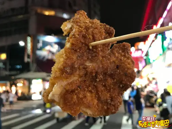 【一中8兩碳烤雞排菜單價位大公開】先炸後烤一片八兩重的超人氣雞排～台中必吃美食小吃餐廳推薦！招牌菜碳烤雞排、椒鹽雞排。