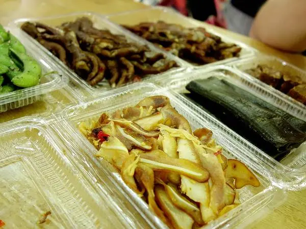 上和園滷味+雞爪凍+台中一中+一中街美食+毛豆+豬皮+多多茶坊+超級多多綠+整人有趣飲料店+夏天喝杯涼