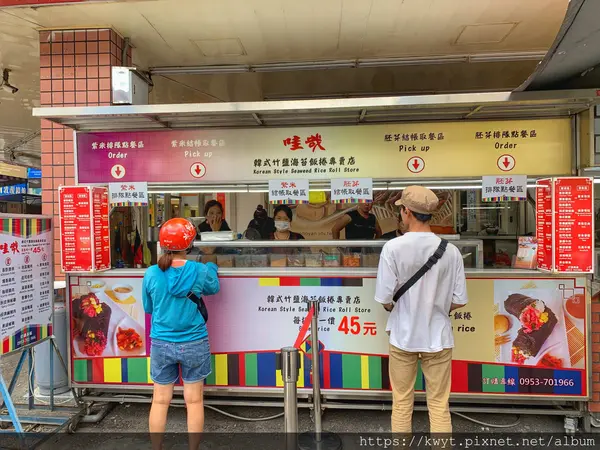 【台中。美食】哇哉韓式竹鹽海苔飯捲。一中街必吃美食，從學生時期吃到現在的好味道，超大一捲食材放好放滿，一律45元！｜附菜單