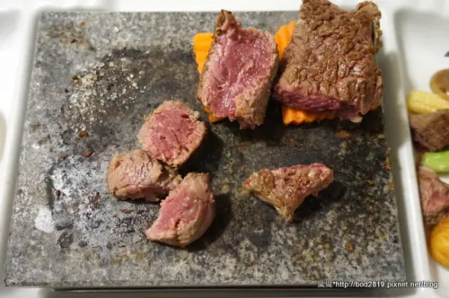 【台中北屯】凱恩斯岩燒餐廳(崇德店)－400℃的岩燒石板，幾分熟由你決定！