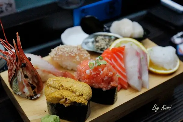 【台中美食-北屯】終極黃昏市場隱藏版美食!食尚玩家激推豪華握壽司軍艦美食推薦之丸億生魚片(新一點利黃昏市場/市場美食推薦/隱藏版美食推薦/台中美食推薦/台中一日遊)