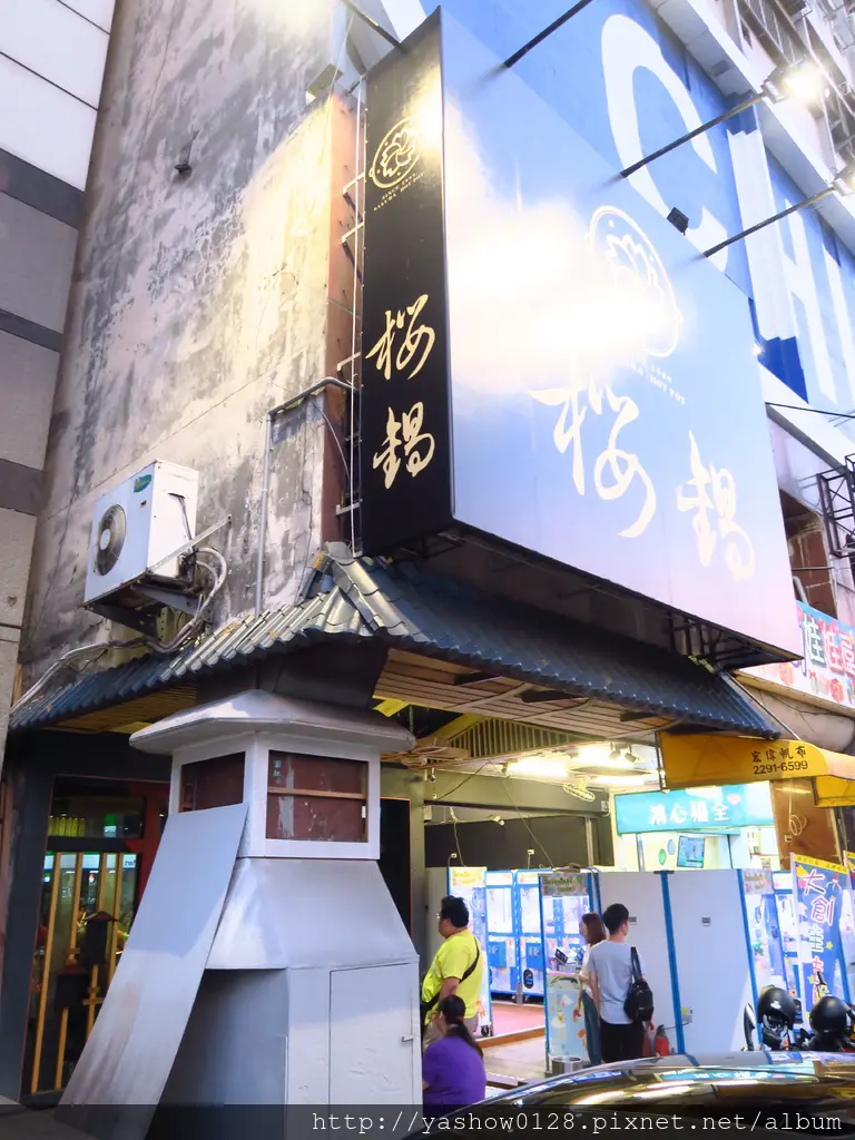 【台中北區】櫻鍋火鍋園~~重新裝潢過，所以也漲價了…燒酒雞鍋、韓式泡菜鍋都是招牌，附上獨家特調泰式醬料，酸辣清爽口感很推薦，就在親親戲院的隔壁~~