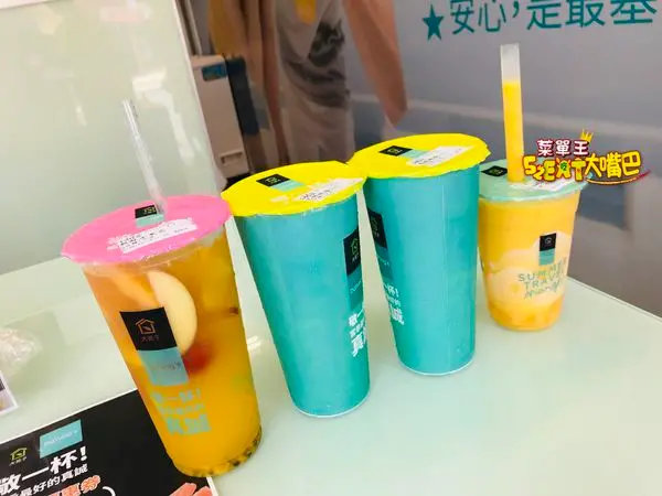 大苑子菜單價位大公開》標榜100%新鮮鮮搾水果飲料～推薦鳳梨冰茶、繽紛水果茶、芭樂檸檬。《20190514更新》