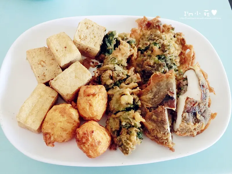 豬頭三的店。來大坑一定要吃的一家美食小吃的!大坑炸粿、蚵嗲、大骨筍湯、豬頭!用餐時間人潮滿滿滿!寵物友善餐廳!