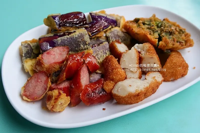 【台中大坑】豬頭三的店。大坑人氣排隊美食,炸粿,蚵嗲,大骨筍湯!炸物選擇性多多,親民美食好滿足!