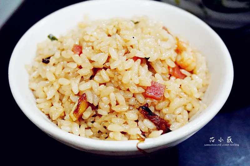 鮮魚鱻蝦仁飯。台中超有名氣蝦仁飯，吃完一碗還想再叫第二碗，招牌虱目魚肚湯也是必點!人潮滿滿!