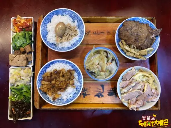 台中西屯美食魯肉飯》財神爺魯肉飯專賣店菜單價位大公開！飄香一甲子24H營業的魯肉飯界扛霸子~台中逢甲夜市西屯路必吃美食小吃餐廳推薦。