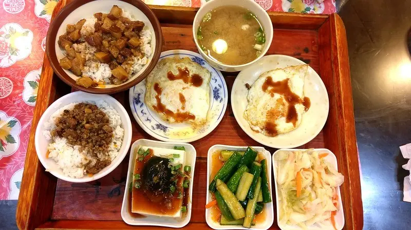 【美食】台中西屯區。橋頭財神爺滷肉飯 @近逢甲大學。24小時營業。台中美食。滷肉飯。瓜子肉飯。各式小菜。熱湯。