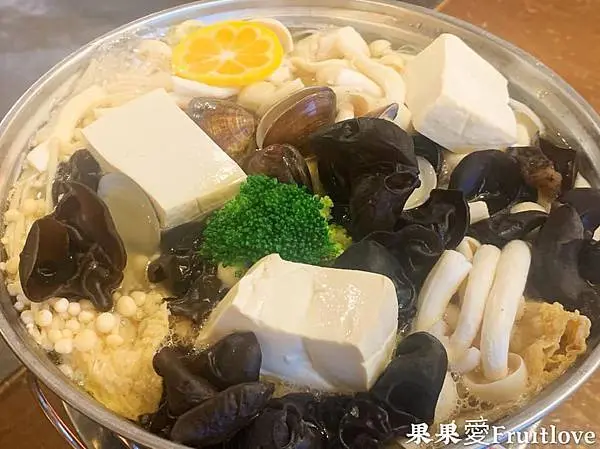 台中甕缸雞推薦　咕咕香甕缸雞 西屯店　　還有２８０元份量就超多的養生菇湯　台中親子寵物友善餐廳　寵物不限大小，建議最少要牽繩