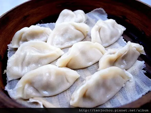 花花，甲飽沒【台中食記】吉蜂蒸餃 一籠九顆蒸餃居然只賣30元！老闆你也太佛心了吧！