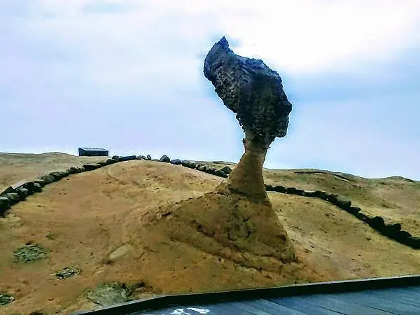 【旅遊】搭台灣觀巴遊北海岸》野柳地質公園激發想像力！向女王頭致敬、俏皮公主比美趣