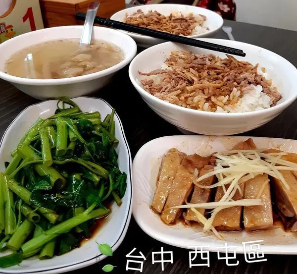 【台中】用餐時段人潮滿滿~北港王鴨肉飯~鴨肉口感扎實不失甜~嫩嫩的好好吃