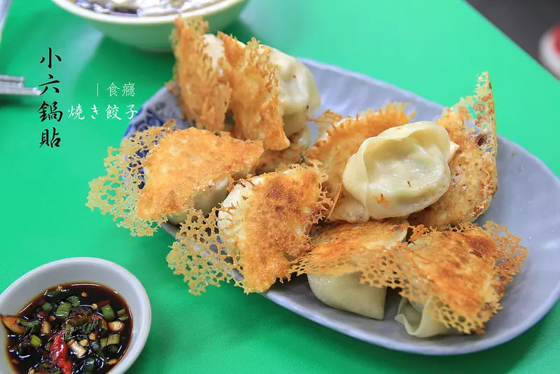 [食癮-小吃]小六鍋貼-酥脆＋爆漿是要逼死誰，有點貴但蠻好吃的排隊鍋貼/台中美食/台中西屯區