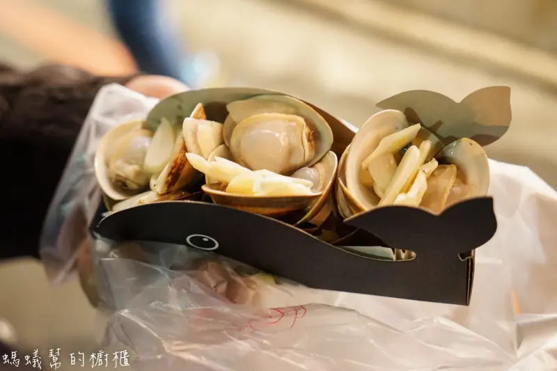 逢甲夜市海邊小屋|逢甲超夯散步美食，飽滿新鮮乾燒蛤蜊，加入黑蒜片風味更鮮美。 - 螞蟻幫的櫥櫃
