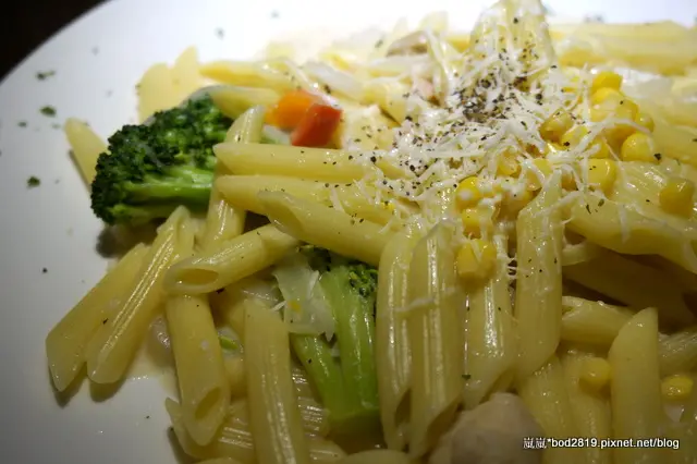 【台中逢甲】養機場－二訪，口味偏清淡，但平價就能享受到套餐是吸引人的點。（排隊店、義大利麵、焗烤）