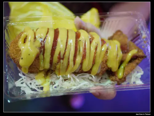 [逢甲黃金賊]不錯吃的炸烏賊外皮加特調醬, 搭上烏賊肚裡的燉飯讓我覺得遜爆了...