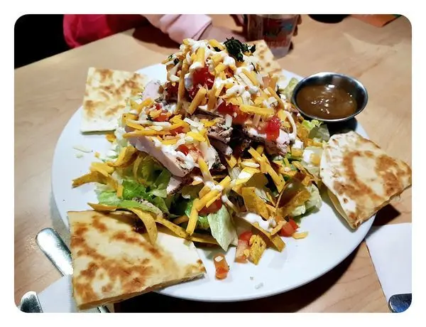 台中市 老虎城Tiger City [Chilis Grill & Bar 美式休閒餐廳] 牛排 漢堡 炸物 沙拉 墨西哥料理 義大利麵 海鮮料理 種類多,適合聚餐 生日慶祝