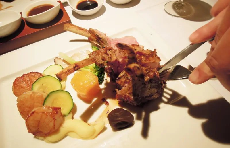 │王品牛排│台中文心店。推薦嫩煎干貝佐犢牛肋排！花旗饗樂卡首年生日買一送一！