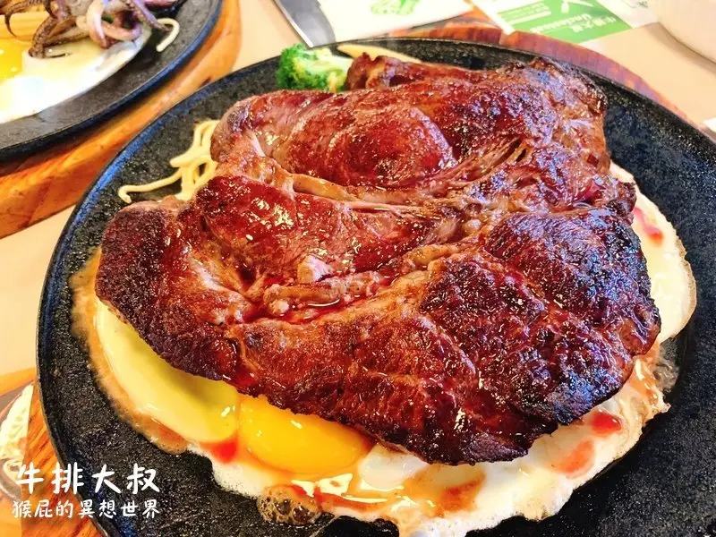 【台中美食】40盎司超大塊牛排巨無霸雙人套餐！牛排大叔(漢口店)！鐵板麵、酥皮濃湯、沙拉、飲料等無限供應吃到飽！台中大塊牛排專賣店！ @猴屁的異想世界