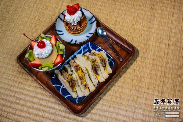 鹿早茶屋|台南市/中西區/衛民街(沏一壺好茶、點一份餐點、約個老朋友、加一點往事，老屋+老朋友+老情人=帶你進入昭和時代，一份讓少女們都瘋狂的早午餐。)