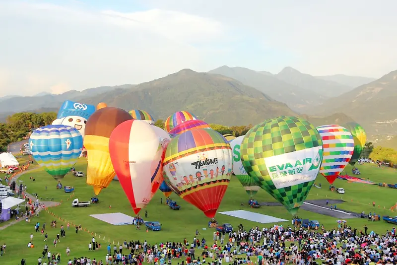台東熱氣球嘉年華,晚上還有加碼光雕與開幕煙火,文末附上各資訊連結。 - 微笑Joe幸運