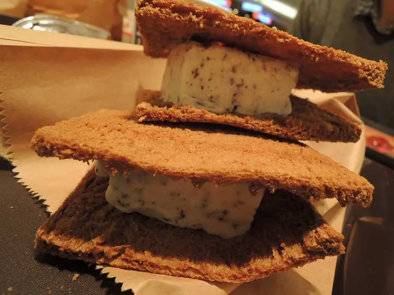 冰淇淋加吐司~怎麼~~~那麼好吃---新加坡品牌-亞坤