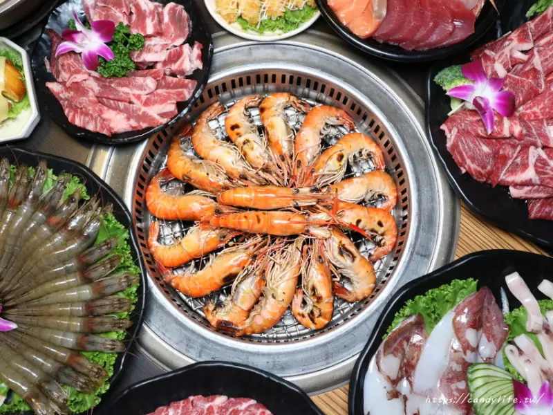 台中燒肉吃到飽推薦！石頭日式炭火燒肉，品項超多，還有現撈新鮮泰國蝦吃到飽加價只要198元！同場加映宵夜場免收服務費～