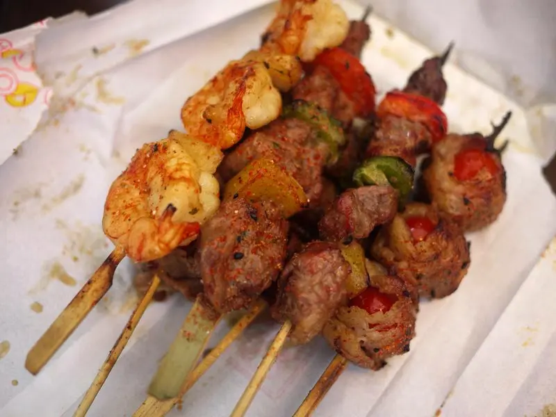 
【逢甲夜市】排隊排超久的激旨燒鳥與街頭藝人駐唱
