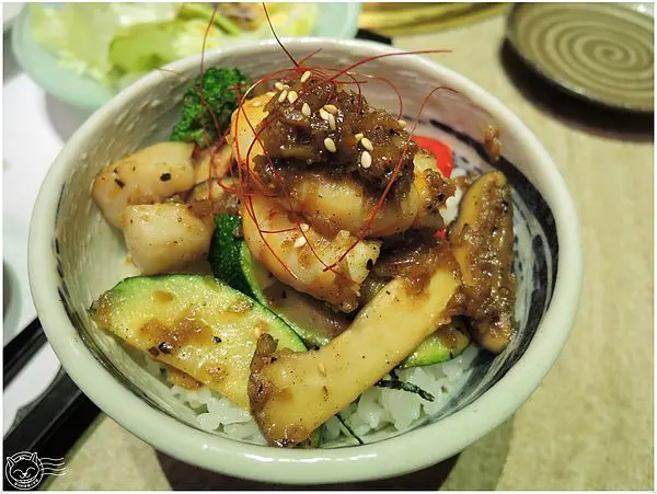 【星羽愛美食-台中】久仰大名終於吃到商業午餐，牛肉軟嫩好吃到不行~老乾杯。