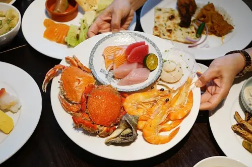 全台網路評比吃到飽冠軍，限時特價78折，肋眼牛排、螃蟹、生魚片、現做湯包通通讓你吃到飽!!