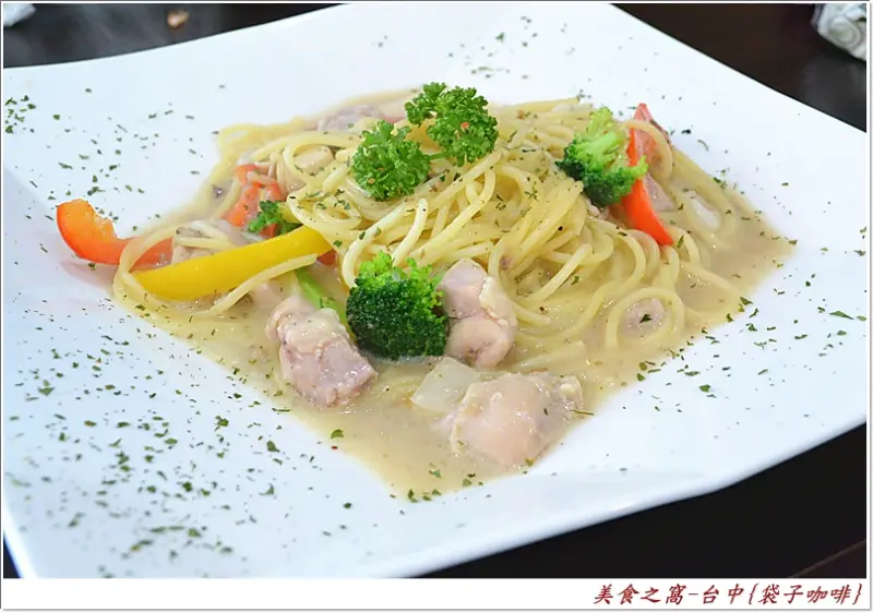 都會區的平價輕食義式料理餐廳!!台中-袋子咖啡