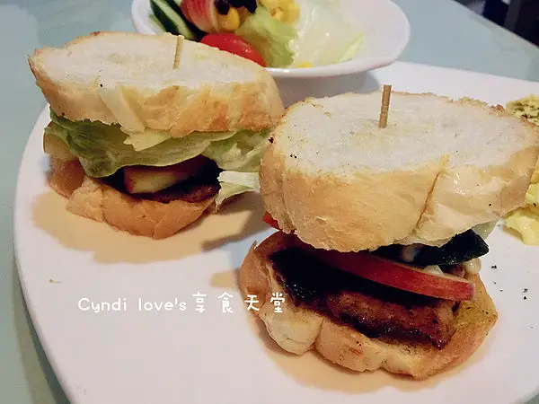 美食▶台中西屯區│袋子咖啡。平價輕食、義大利麵、簡餐享受!!!﹝台中平價簡餐、蛋包飯、鍋燒麵、焗烤燉飯﹞