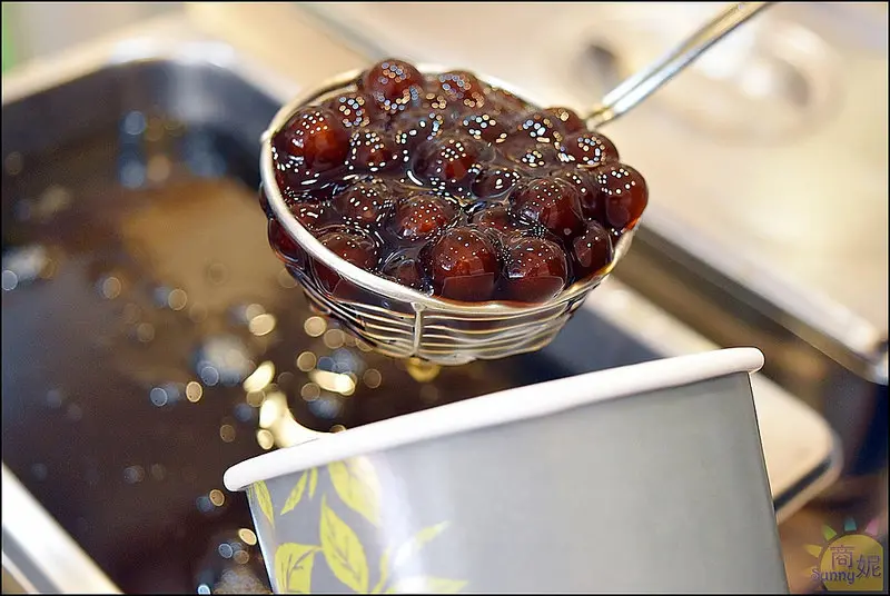 台中美食必喝飲品。喫茶小舖青海店。20年老品牌三代店裝潢有特色。親切問候奉茶濃濃人情味。波霸2小時下架堅持品質。推薦必點咖非紅茶、咖紅慕思、波霸咖紅